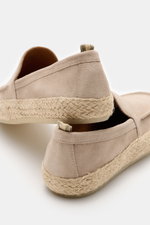 Officine Creative Espadrilles 'Bowline 003' beige aus geschmeidigem Veloursleder, Bast-Umrandung, schmal zulaufend, Rückansicht leicht schräg.