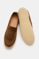 Officine Creative Espadrilles 'Bowline 003' braun, aus geschmeidigem Veloursleder, Bast-Umrandung, flexible Kautschuksohle, von oben und seitlich fotografiert.