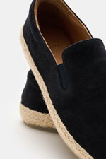 Officine Creative Espadrilles 'Bowline' navy aus geschmeidigem Veloursleder mit Bast-Umrandung, Lederfutter, Kautschuksohle, seitliche Ansicht.
