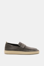 Officine Creative Loafer 'Herbie' grau aus geschmeidigem Veloursleder mit strap, Anziehschlaufe, Naturkautschuksohle, seitlich fotografiert.