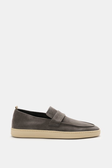Officine Creative Loafer 'Herbie' grau aus geschmeidigem Veloursleder mit strap, Anziehschlaufe, Naturkautschuksohle, seitlich fotografiert.