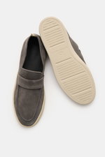 Officine Creative Loafer 'Herbie' grau aus geschmeidigem Veloursleder mit weichem Griff, leicht schmal zulaufend, Strap, Anziehschlaufe, flexible Gummisohle, Frontal- und Sohlenansicht.