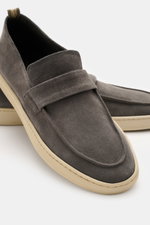 Officine Creative Loafer 'Herbie' grau aus geschmeidigem Veloursleder mit weichem Griff, schmal zulaufend, Strap, Anziehschlaufe, flexible Gummisohle, Frontansicht.