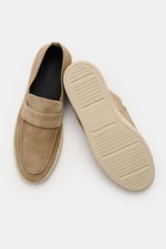 Officine Creative Loafer 'Herbie' beige aus geschmeidigem Veloursleder, schmal zulaufend mit Strap, Anziehschlaufe, flexible Gummisohle, Draufsicht.