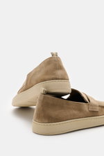 Officine Creative Loafer 'Herbie' beige aus geschmeidigem Veloursleder mit weichem Griff, schmal zulaufend, Strap, Anziehschlaufe, Gummisohle, Rückansicht.