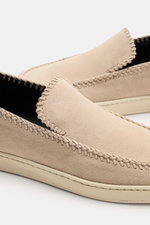 Close-up side view of Officine Creative Slipper 'Herbie' sand in smooth velour leather with artistic leather braiding, leather lining, and rubber sole. Edle Materialien wie Naturkautschuk und Veloursleder verleihen dem OFFICINE CREATIVE Slipper 'Herbie' s