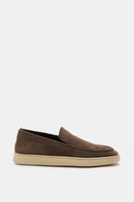 Officine Creative Slipper 'Herbie' graubraun aus Veloursleder mit handgefertigter Leder-Umflechtung, Kautschuksohle, seitliche Seitenansicht.