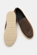 Officine Creative Slipper 'Herbie' graubraun aus Veloursleder, mit Kautschuksohle, ledernem Innenfutter, Umflechtung, schmal zulaufend, von oben fotografiert.