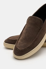 Officine Creative Slipper 'Herbie' graubraun aus Veloursleder mit handgefertigter Umflechtung, Kautschuksohle, schmal zulaufend, seitliche Nahaufnahme.