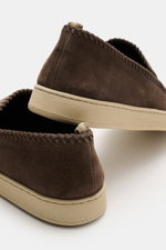 Officine Creative Slipper 'Herbie' graubraun aus Veloursleder mit Kautschuksohle, Leder-Umflechtung und Grosgrain-Schlaufe, Rückansicht schräg.