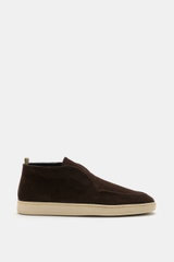 Officine Creative Loafer 'Herbie' dunkelbraun shown in side view, made of smooth dark brown suede with a narrow silhouette, decorative stitch on toe, typical grosgrain pull loop, leather lining, and flexible beige rubber sole for comfort and style.