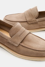 Nahaufnahme von zwei taupefarbenen Brunello Cucinelli Penny Loafern aus samtigem Veloursleder mit schmal zulaufender Form und Gummisohle.