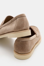 Brunello Cucinelli Penny Loafer taupe aus samtigem Veloursleder, schmal zulaufend, mit Penny Strap, leichter Gummisohle, seitliche Rückansicht.
