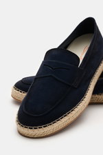 Santoni Espadrilles 'Carlo' navy aus geschmeidigem Veloursleder mit Penny-Strap, Ziernaht, ledernem Innenfutter, Bast-Kautschuksohle, Nahaufnahme schräg von vorne.