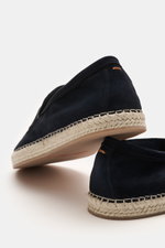 Santoni Espadrilles 'Carlo' navy im Detail von hinten seitlich fotografiert, Veloursleder, Bastsohle, schmale Silhouette, Penny-Strap.