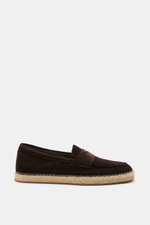 Santoni Espadrilles 'Carlo' dunkelbraun seitlich fotografiert mit schmal zulaufender Silhouette, Penny-Strap, Veloursleder, Bastsohle.