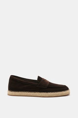 Santoni Espadrilles 'Carlo' dunkelbraun seitlich fotografiert mit schmal zulaufender Silhouette, Penny-Strap, Veloursleder, Bastsohle.