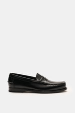 Church's Penny Loafer 'Rowley' schwarz, seitliche Nahaufnahme, poliertes Glattleder, Ziernähte, Penny-Strap, Goodyear-welted, Lederlaufsohle, schmal zulaufend.