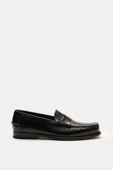 Church's Penny Loafer 'Rowley' schwarz, seitliche Nahaufnahme, poliertes Glattleder, Ziernähte, Penny-Strap, Goodyear-welted, Lederlaufsohle, schmal zulaufend.