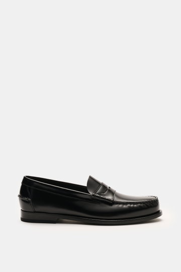 Church's Penny Loafer 'Rowley' schwarz, seitliche Nahaufnahme, poliertes Glattleder, Ziernähte, Penny-Strap, Goodyear-welted, Lederlaufsohle, schmal zulaufend.