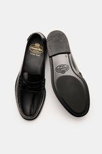 Church's Penny Loafer 'Rowley' schwarz, poliertes Glattleder, Ziernähte, typischer Penny-Strap, von oben mit sichtbarer Sohle und Innenfutter.