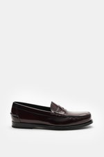 Church's Penny Loafer 'Rowley' bordeaux seitlich fotografiert, poliertes Glattleder, Ziernähte, Penny-Strap, schmale Silhouette, Lederlaufsohle, Goodyear-welted.