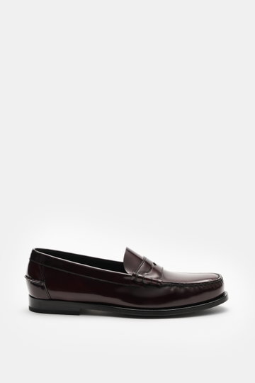 Church's Penny Loafer 'Rowley' bordeaux seitlich fotografiert, poliertes Glattleder, Ziernähte, Penny-Strap, schmale Silhouette, Lederlaufsohle, Goodyear-welted.