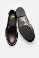 Church's Penny Loafer 'Rowley' bordeaux, poliertes Glattleder, Ziernähte, typischer Penny-Strap, Goodyear-welted, Lederlaufsohle, von oben und Sohle gesehen.
