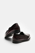 Church's Penny Loafer 'Rowley' bordeaux aus poliertem Glattleder, Ziernähten, Penny-Strap, ledernem Innenfutter, seitliche Rückansicht.