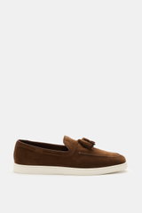 Church's Loafer 'Ripley' braun aus geschmeidigem Veloursleder, schmal zulaufend, mit Quasten, Naht vorne, ledernem Innenfutter, flexible Gummisohle, Seitenansicht.