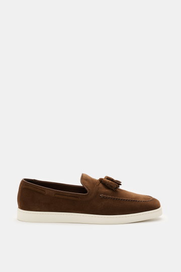 Church's Loafer 'Ripley' braun aus geschmeidigem Veloursleder, schmal zulaufend, mit Quasten, Naht vorne, ledernem Innenfutter, flexible Gummisohle, Seitenansicht.