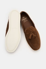 Church's Loafer 'Ripley' braun aus geschmeidigem Veloursleder, schmal zulaufend, mit Quasten, markanter Naht, Lederfutter, Gummisohle, Vorder- und Sohlenansicht.