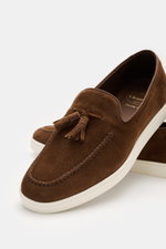 Church's Loafer 'Ripley' braun aus geschmeidigem Veloursleder, schmal zulaufend, mit Quasten, Naht vorne, led. Innenfutter, flexible Gummisohle, Frontansicht.