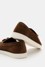 Church's Loafer 'Ripley' braun aus geschmeidigem Veloursleder, schmal zulaufend, mit markanter Naht, ledernem Innenfutter, flexibler Gummisohle, Rückansicht.
