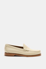 G.H.Bass Penny Loafer 'Weejuns Larson' creme shown from side view, made of smooth leather with penny strap, decorative stitching, leather lining, cushioned insole, leather sole, and rubber-reinforced heel. Schuhe, die Geschichte schrieben: Der Penny Loafe