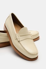 G.H.Bass Penny Loafer 'Weejuns Larson' creme shown from a front-side angle, made of smooth leather with a penny strap, stitched moc toe, decorative lacing, leather lining, comfortable insole, leather sole, and rubber-reinforced heel. Schuhe, die Geschicht
