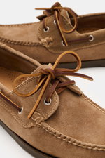 G.H.Bass Loafer 'Jetty Boater 2' beige, Nahaufnahme schmal zulaufender Bootsschuh aus softem Veloursleder mit Kautschuksohle, Zierschnürung, Lederfutter.