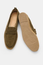 Top view of Castañer Espadrilles 'Nacho T' oliv showing soft olive velour leather, penny-strap, jute trim, stitched toe, pull loop, and flexible rubber sole.

Description: <p>Die Espadrilles 'Nacho' von CASTAÑER aus Veloursleder verbinden gekonnt die mark