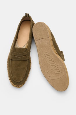Top view of Castañer Espadrilles 'Nacho T' oliv showing soft olive velour leather, penny-strap, jute trim, stitched toe, pull loop, and flexible rubber sole.

Description: <p>Die Espadrilles 'Nacho' von CASTAÑER aus Veloursleder verbinden gekonnt die mark