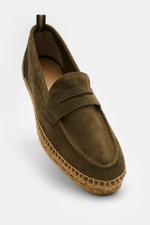 Castañer Espadrilles 'Nacho T' oliv shown from a front-side angle, made of soft olive veloursleder with penny strap, jute trim, and flexible rubber sole.