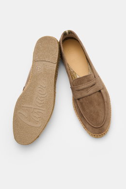 Castañer Espadrilles 'Nacho T' taupe aus Veloursleder mit Penny-Strap, Jute-Umrandung, flexibler Kautschuksohle, dekorativer Naht, Anziehschlaufe, Rückseiten-Stitching, schmal zulaufend, in Draufsicht.