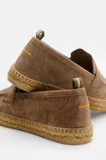 Castañer Espadrilles 'Nacho T' taupe aus Veloursleder mit Jute-Umrandung, Penny-Strap, Anziehschlaufe, flexible Kautschuksohle, seitlich nah.