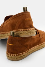 Rear close-up of Castañer Espadrilles 'Nacho T' braun in soft brown velour leather with jute trim and flexible rubber sole, showing penny strap and pull loop.

Description: The Castañer Espadrilles 'Nacho' in brown velour leather expertly combine the bran
