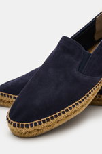 Nahaufnahme seitlich von Castañer Espadrilles 'Joel' navy aus geschmeidigem Veloursleder mit Jute-Umrandung, Elastikeinsätzen, flexibler Kautschuksohle.
