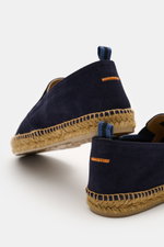 Castañer Espadrilles 'Joel' navy aus Veloursleder, Jute-Umrandung, Elastikeinsätze, Anziehschlaufe, flexible Kautschuksohle, Rückansicht.