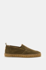 Side view of Castañer Espadrilles 'Joel' oliv, a casual classic with olive suede upper, soft grip, jute-edged vulcanized rubber sole, elastic side inserts, heel loop, decorative back stitching, and flexible rubber outsole, ready for summer.
