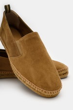 Castañer Espadrilles 'Joel' hellbraun shown from a close-up front-side angle, soft velour leather, narrow shape, jute trim, elastic sides, pull loop, decorative back stitching, flexible rubber sole, casual classic summer shoe.