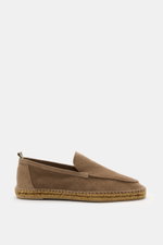 Side view of Castañer Espadrilles 'Nino T' taupe in soft suede with braided jute edging, decorative toe seam, pull loop, and flexible rubber sole. Summery lightness in a pair of shoes: The espadrilles 'Nino T' in soft suede by CASTAÑER add Mediterranean s
