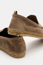 Rear-side and top view of Castañer Espadrilles 'Nino T' taupe in soft suede with braided jute edging, flexible rubber sole, and pull loop.