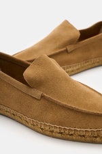 Close-up front-side view of Castañer Espadrilles 'Nino T' light brown in supple suede with braided jute edging and flexible rubber sole.